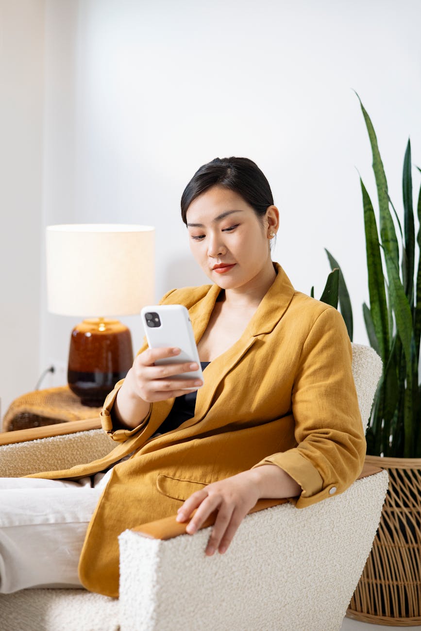 Portrait of a smiling woman with a calm and confident look.